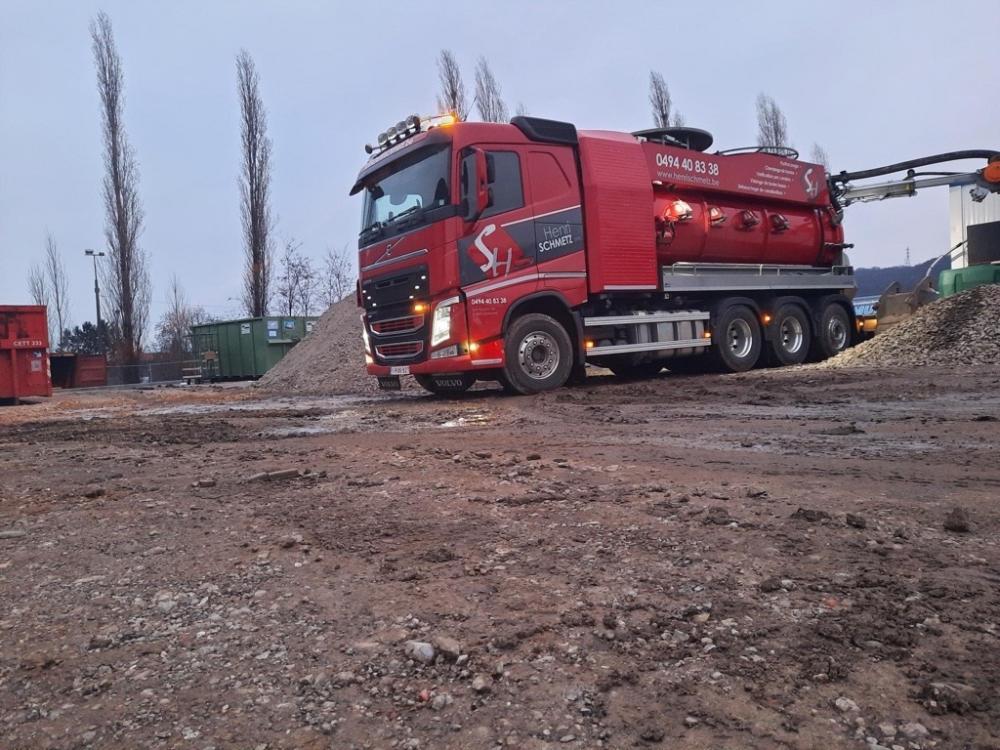 Pompages divers sur site industriel avec camion combi