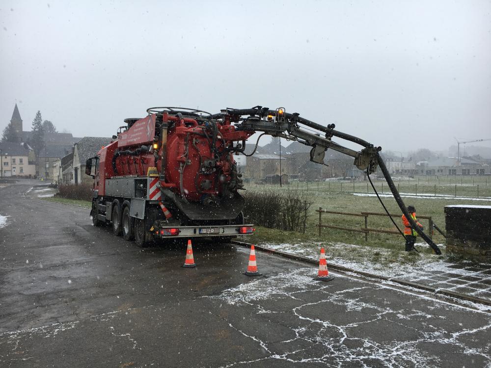 Camion recycleur équipé d'un bras téléscopique pour un accès plus aisé à la chambre de visite