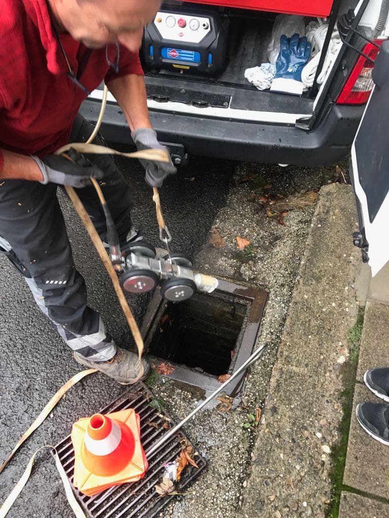 Elle inspecte un égout à partir d'un diamètre de 200mm