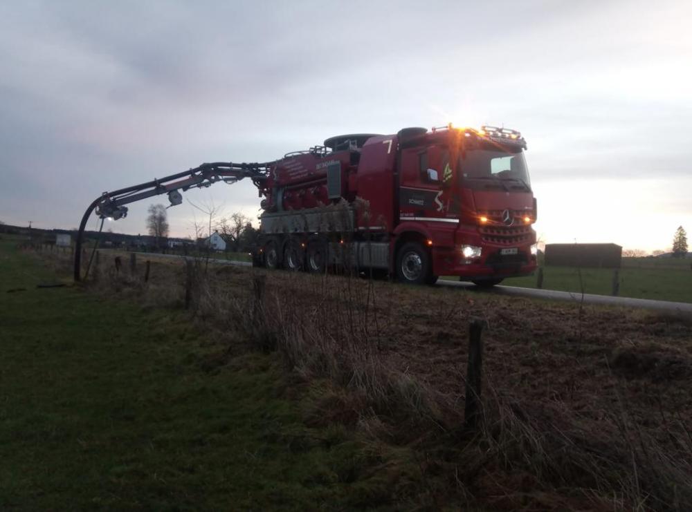 Camion recycleur équipé d'un bras téléscopique pour un accès plus aisé