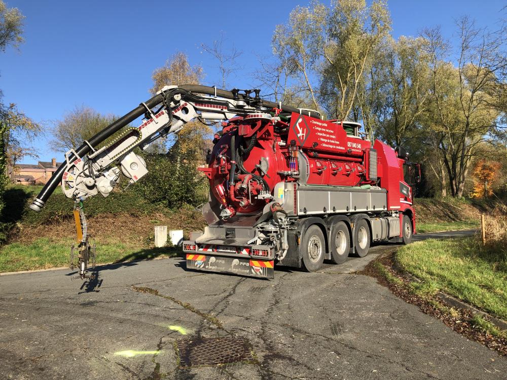 Camion avec système de recyclage d'eau