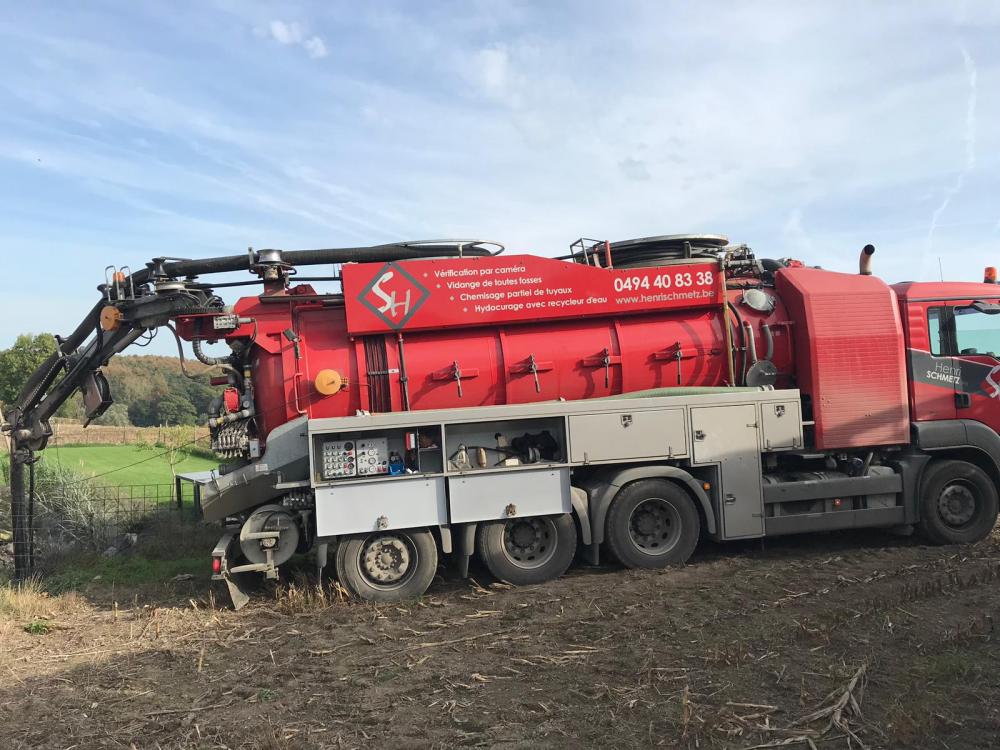 Curage d'égout dans un chemin agricole