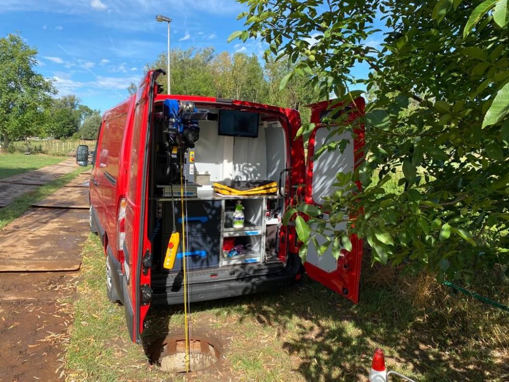 Véhicule équipe d'une caméra autotractée pour l'inspection de canalisations de gros diamètres